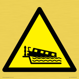 W519 Warning: Grounding narrow boat on lock cill